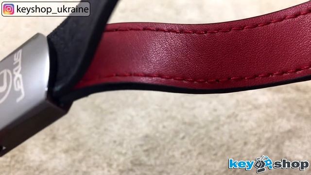 Замшевый брелок с красной кожей с внутренней стороны, хромированным карабином и логотипом Lexus смотреть онлайн