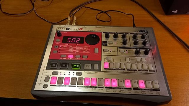 Драм-машина из 90-х - Korg ER-1. Слушаем 5 Demo songs. смотреть онлайн