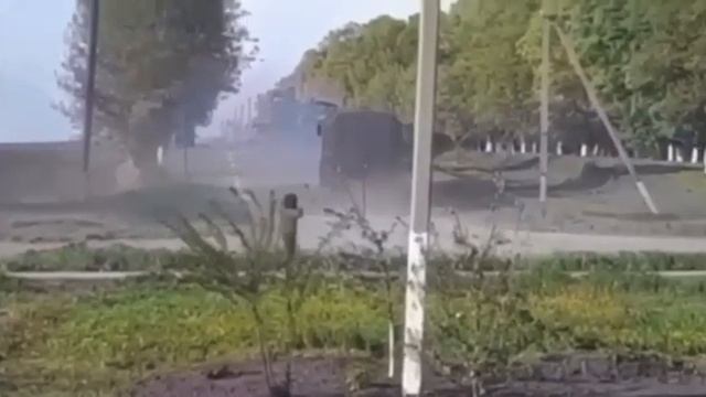 В Белгородской области мальчишка выбежал навстречу русским солдатам отдаёт им честь! смотреть онлайн