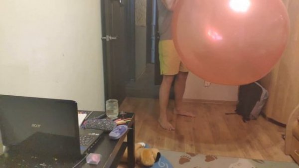 Лопнули огромный шар