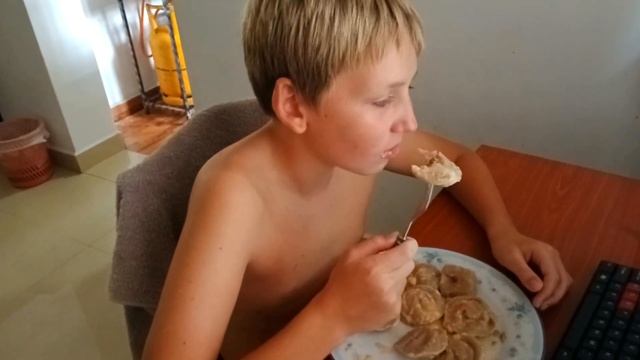 Шри-Ланка VLOG: Мирисса: купаться невозможно! В этой серии: Многолюдный пляж. Корова на пляже и др смотреть онлайн