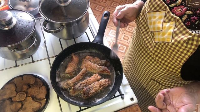 Жареные ребра сазана. Вкуснота необыкновенная! жареныйсазан#жареныйсазаннасковородке смотреть онлайн