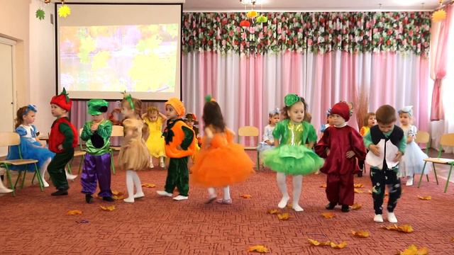 Свято осені, група Капітошка / Відеозйомка / Відеооператор садочок / Фотограф смотреть онлайн
