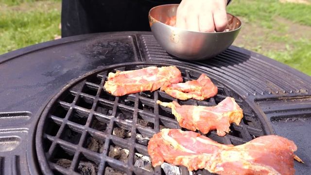 Рецепт: Мини-стейки из свинины. Готовим на Везувий с Глебом Астафьевым смотреть онлайн