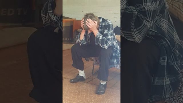 Витя Маханына. Все болит голова болит. Похмельное состояния. Одет стильно белые носки и голошы. смотреть онлайн