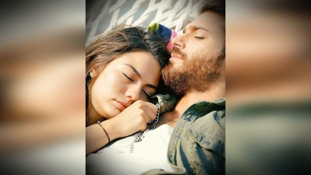 Can Yaman y Demet Özdemir se divirtieron con sus familias en un yate de lujo смотреть онлайн