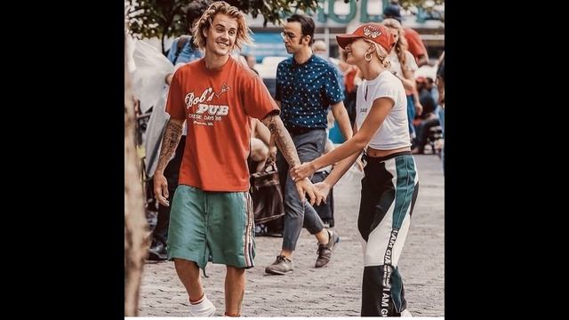 Почему Джастин Бибер поцеловал Хейли через год после их свадьбы?! смотреть онлайн