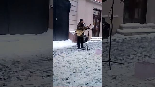 Парень красиво поёт на Рождество во Львове смотреть онлайн