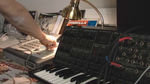 MPC 60 House Track (100kb worth of samples) смотреть онлайн