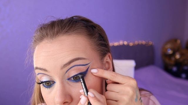 GRAPHIC BLUE EYE MAKEUP TUTORIAL | ГРАФИЧНЫЙ СИНИЙ МАКИЯЖ смотреть онлайн
