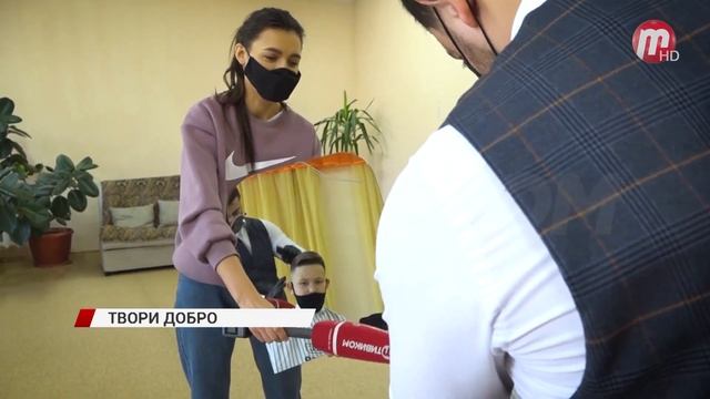 Профессиональный барбер из Улан-Удэ бесплатно стрижет мальчишек из детского центра смотреть онлайн