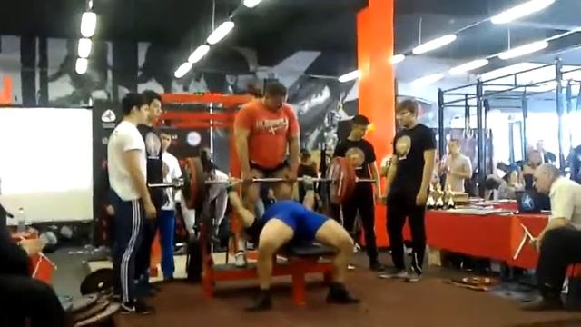 Евгений Беловал жим лежа - 250 кг (попытка) смотреть онлайн
