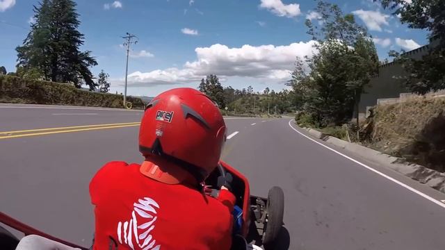 ГОНКИ С ГОРЫ БЕЗ ДВИГАТЕЛЕЙ В ЭКВАДОРЕ.mp4 смотреть онлайн