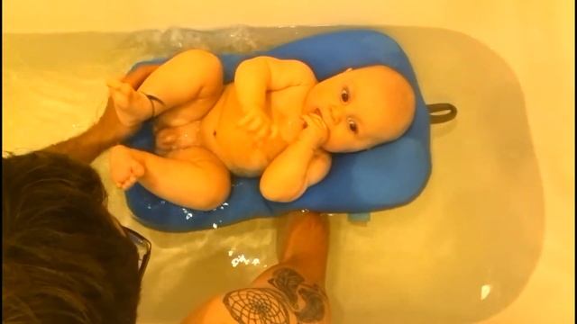 Подушка для купания ребенка. смотреть онлайн