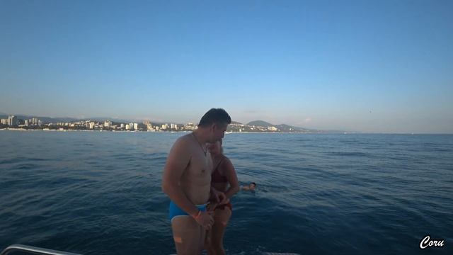 Сочи.Морская прогулка на яхте по Черному морю. Водные процедуры вдали от берега в чистом море. смотреть онлайн