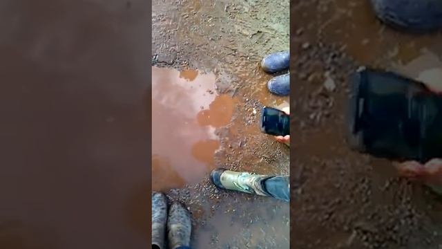 Отсталый пацан бросает свой телефон в лужу смотреть онлайн