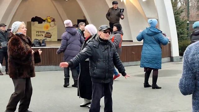 ТЫ КРАСИВАЯ И СЧАСТЛИВАЯ!???/ТАНЦЫ В ПАРКЕ ГОРЬКОГО ХАРЬКОВ ФЕВРАЛЬ 2022 смотреть онлайн
