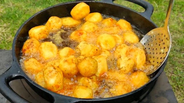 Мини ШАШЛЫКИ с жаренным картофелем | готовим в казане на даче. смотреть онлайн