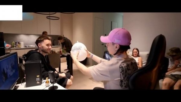 У ЭКСАЙЛА И КАРОЛИНЫ БУДЕТ РЕБЕНОК