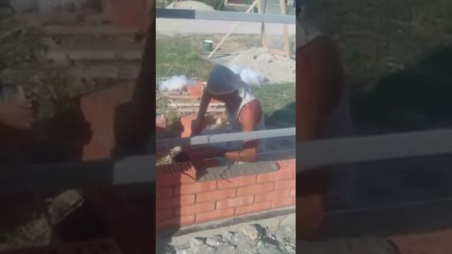 Завершение кладки забора