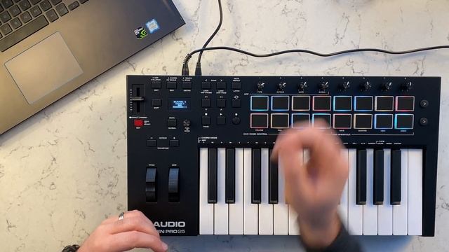 M-Audio Oxygen Pro - Detailed Review PART 1 - Look & Feel смотреть онлайн