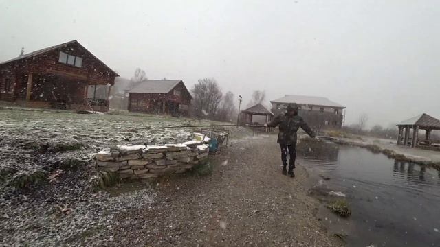 ВЛОГ: Поездка домой | Ловля и копчение форели | Баня | Блюда в казане смотреть онлайн