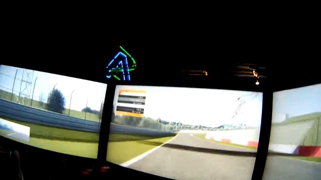 Cruden Hexatech Racing Simulator @ Andretti Indoor Karting & Games смотреть онлайн