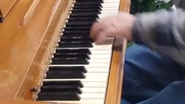  талантливый джентльмен просто вошел в магазин и начал играть смотреть онлайн