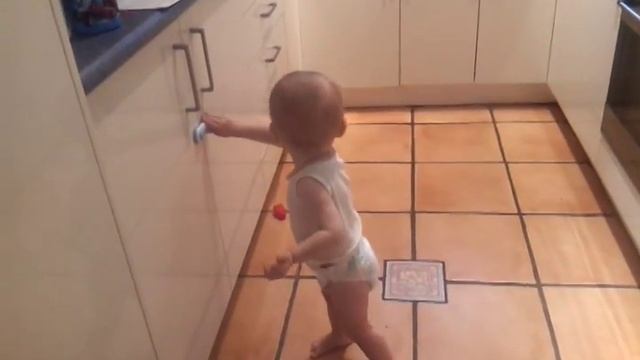 Baby safe locks from ChinaBuye and baby on the kitchen... смотреть онлайн