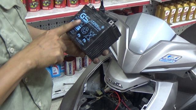 Thay bình ắc quy xe airblade 125, cách tháo bình ắc quy xe airblade 2018 và các đời AB 125 khác смотреть онлайн