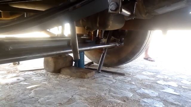 Baixando a dianteira do Ford Cargo | Tirando os calços. смотреть онлайн