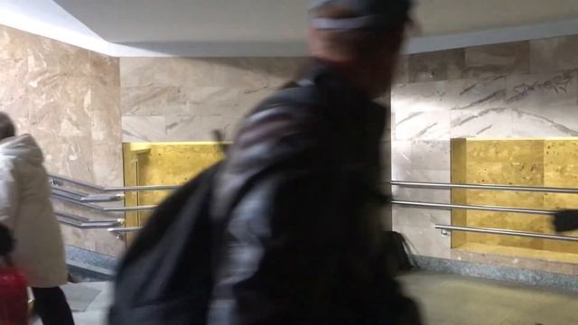 Битбокс в переходе метро Минского метрополитена в час-пик смотреть онлайн
