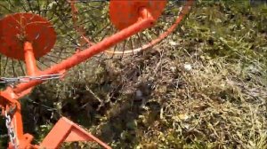 Работа ворошилки и копнителя для мотоблока