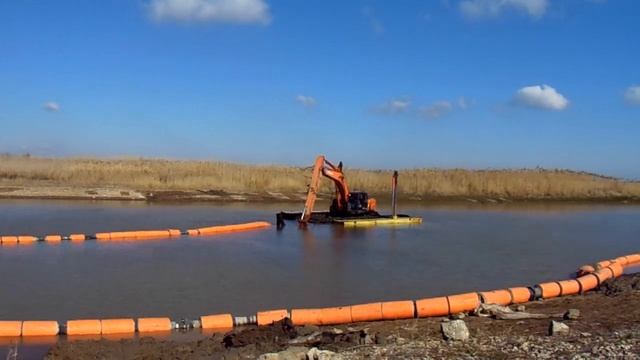 Очистка дна от ила с помощью экскаватора Hitachi ZX330 смотреть онлайн
