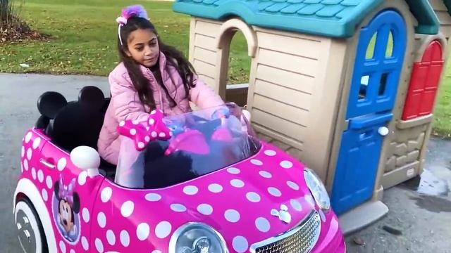 Hadil juega como vendedora de dulces. смотреть онлайн