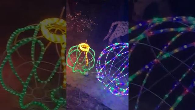 Новогодние уличные шары смотреть онлайн