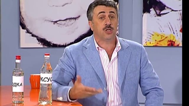 Можно ли для снижения температуры растирать ребёнка уксусом и спиртом؟ Доктор Комаровский online смотреть онлайн
