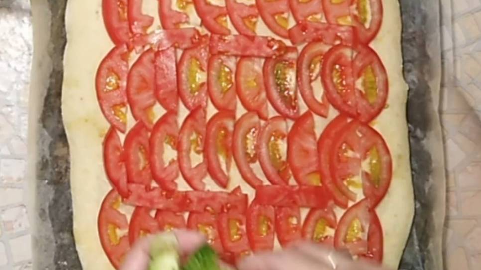 Вкусная пицца с огурцами. Сытная пицца с колбасой и сыром смотреть онлайн