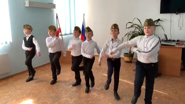 «Раз-два, левой!» - первоклассники поют смотреть онлайн