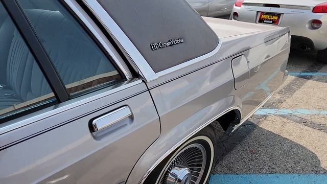1989 Ford Crown Victoria in showroom condition after crossing the Mecum Auctions block Indy 2023 смотреть онлайн
