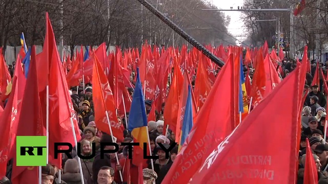 В Кишиневе более 20 000 человек вышли на митинг с требованием роспуска парламента смотреть онлайн