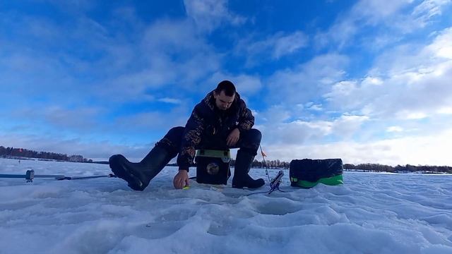 Рыбалка на Рузском Водохранилище - Ловля плотвы - Рыбалка на жерлицы! Февраль 2022 смотреть онлайн