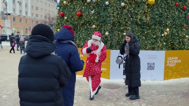 Дед Мороз раздаёт подарки смотреть онлайн