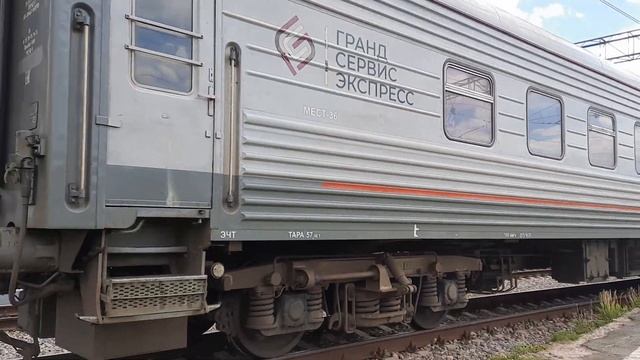 Прибытие ТЭП7О - 0305 с прицепными вагонами Евпатория - Псков смотреть онлайн