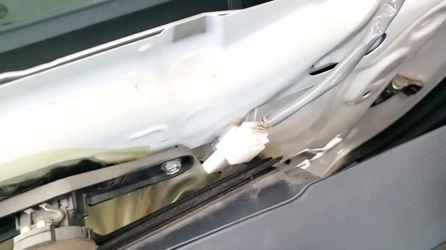 Toyota Aqua/Prius C Side View Mirror Removal After Accident