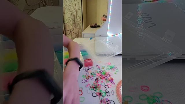 АСМР разбор резинок для плетения. смотреть онлайн