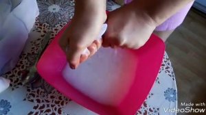 Клеим тюль на окно крахмалом. Хорошая идея для первых этажей и частных домов.