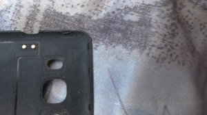 Что за контакты на задней крышке смартфона? Непонятно...