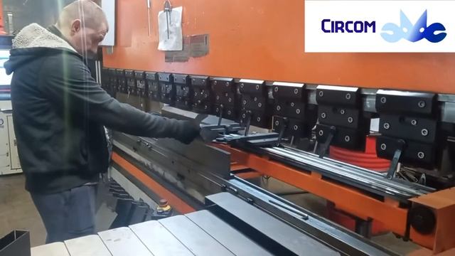 Гибка стального листа 1,5 мм. Листогибочный станок Ermaksan смотреть онлайн