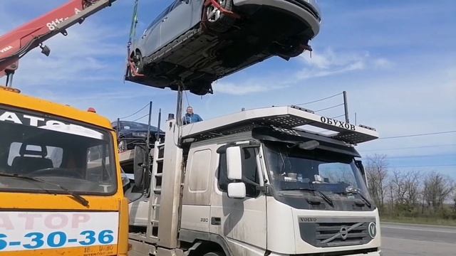 Работает эвакуатор-манипулятор (КМУ). Погружаем машину с автовоза на эвакуатор. 8 937 536 30 36 смотреть онлайн